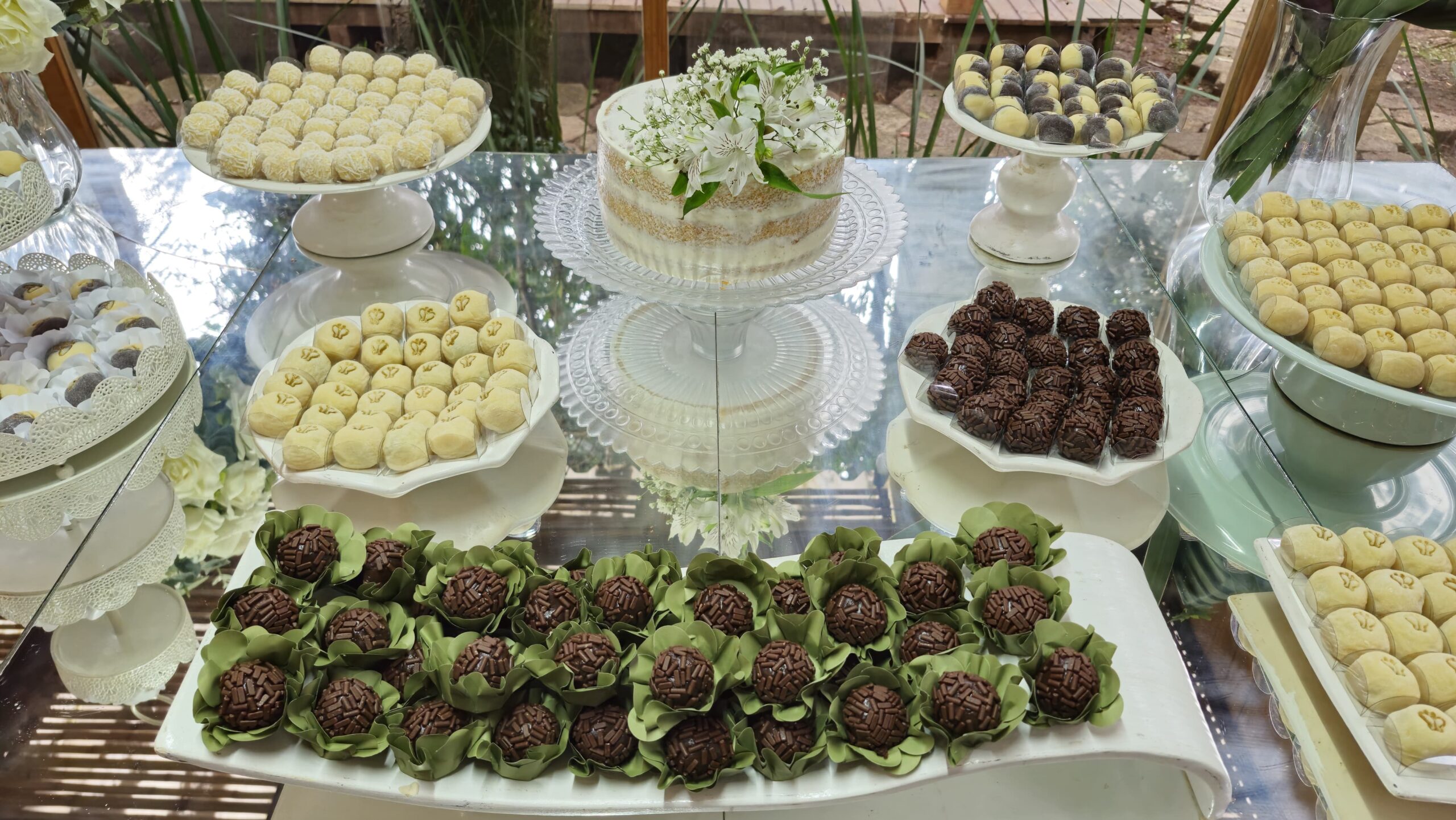 Mesa de Bolos Rústicos e Doces Gourmet
